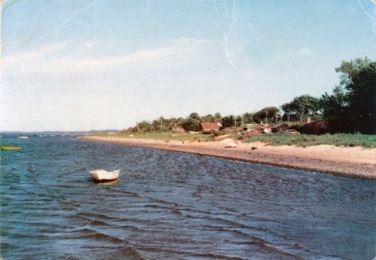 STRANDVEJEN - LYSTRUP STRAND, set fra havet i 1970erne. STRANDVEJEN - LYSTRUP STRAND, set fra havet i 1970erne.